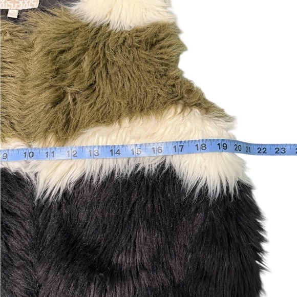 Gianni Bini Women’s Faux Fur Vest Olive, Black, and Cream Sz M - Picture 2 of 8